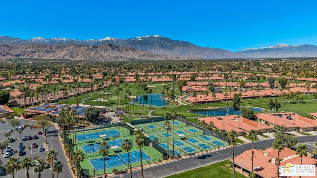 34 Camino Arroyo Place, Palm Desert CA: https://media.crmls.org/mediaz/b331c816-9266-4b71-844b-67354a8eb279.jpg