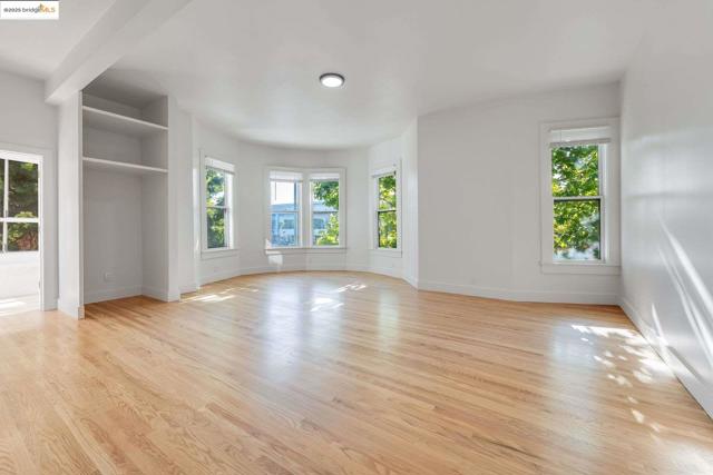1238 12Th St, Oakland CA: https://media.crmls.org/mediaz/b332b9c5-9dfd-45eb-8915-abf663f51e6b.jpg