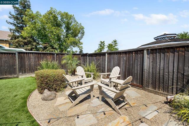 127 Sanford Ct, Brentwood CA: https://media.crmls.org/mediaz/b3335935-0151-403a-bca0-0152473a00a2.jpg
