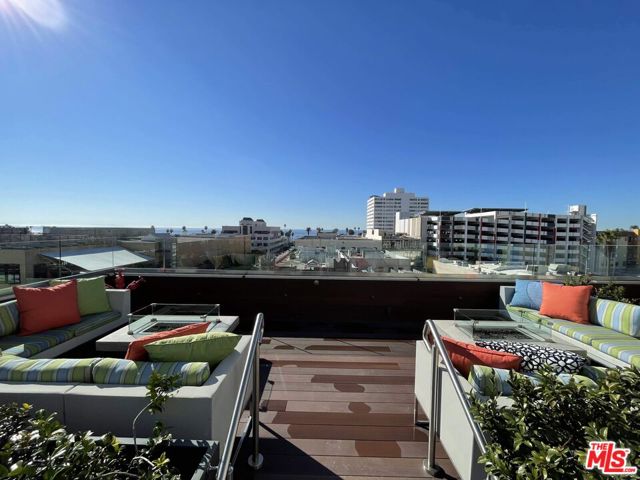 1453 3rd Street Promenade, Santa Monica CA: https://media.crmls.org/mediaz/b3337137-9f0a-49c6-99f4-b2ae4acd1d90.jpg