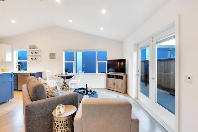 930 Magnolia Drive, Alameda CA: https://media.crmls.org/mediaz/b334e723-70d6-4c11-a08a-ecef436f382a.jpg