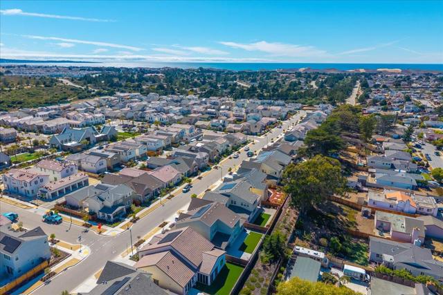465 Russell Way, Marina CA: https://media.crmls.org/mediaz/b3352929-1063-4d65-83f2-51ead1ea8a26.jpg