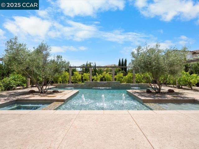 1927 Vintage Cir, Brentwood CA: https://media.crmls.org/mediaz/b33744b7-147f-4b64-86d3-39e1c56c0fe2.jpg