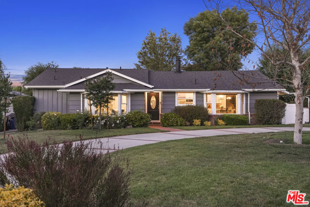 6002 Jumilla Avenue, Woodland Hills CA: https://media.crmls.org/mediaz/b3383c56-aaf7-492c-889a-8f1f4b6d2f29.jpg