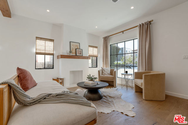 1280 S Sycamore Avenue, Los Angeles CA: https://media.crmls.org/mediaz/b338d93d-1bf4-4d09-bb4a-2dc7ab5548d9.jpg