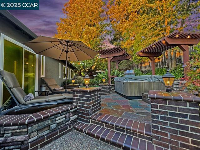 14 Mt Eden Pl, Clayton CA: https://media.crmls.org/mediaz/b339fb66-f557-4e3d-8282-2697e82e545e.jpg