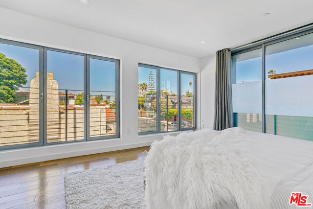809 Brooks Avenue, Venice CA: https://media.crmls.org/mediaz/b33a6ac7-b214-4efc-803f-31aa81c54bda.jpg