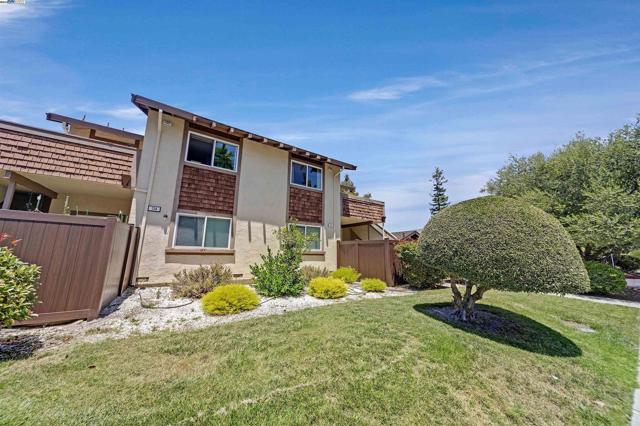 136 Hackamore Ln, Fremont CA: https://media.crmls.org/mediaz/b33b3000-7691-4970-9a9e-325834b6103d.jpg