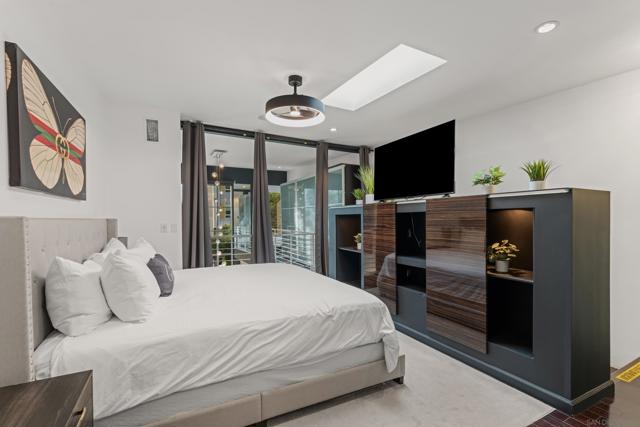 1521 Kettner Blvd, San Diego CA: https://media.crmls.org/mediaz/b33b9817-92a1-4cbd-a96d-6e211dbf3757.jpg