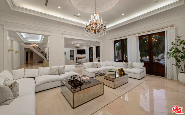 1021 N Crescent Drive, Beverly Hills CA: https://media.crmls.org/mediaz/b33beecf-2c7e-4c67-a0b9-f1ee89eda2dd.jpg
