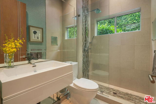 633 N Laurel Avenue, Los Angeles CA: https://media.crmls.org/mediaz/b33c0414-f7d7-474d-a5fa-aaae7e459fb5.jpg