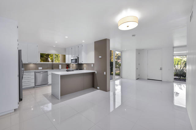 2521 N Whitewater Club Drive, Palm Springs CA: https://media.crmls.org/mediaz/b33cce27-52cc-4350-b94a-6975354df069.jpg