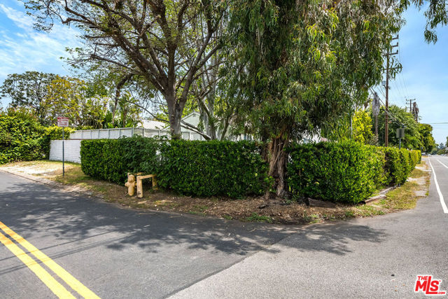 10355 Camarillo Street, Toluca Lake CA: https://media.crmls.org/mediaz/b33d3423-6217-4116-b8da-365cbb3da658.jpg