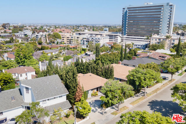 1256 Beverly Green Drive, Beverly Hills CA: https://media.crmls.org/mediaz/b33d5ef9-ca4a-4e5d-b17b-dea0733c292f.jpg