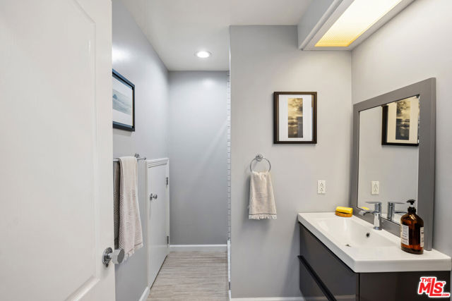 23246 Canzonet Street, Woodland Hills CA: https://media.crmls.org/mediaz/b33d5f51-a029-495a-95f7-762f3ffbb398.jpg