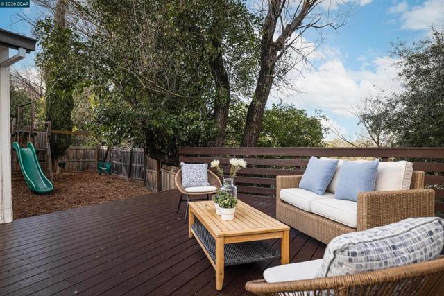 2080 Essenay Ave, Walnut Creek CA: https://media.crmls.org/mediaz/b33e191e-1d25-43ce-88eb-71e566b17736.jpg