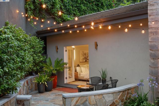 2005 TUNNEL RD, Oakland CA: https://media.crmls.org/mediaz/b33ef0e3-5c78-46a2-b1c2-44b2547a0ef0.jpg