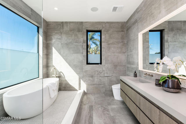 829 Flower Avenue, Venice CA: https://media.crmls.org/mediaz/b33f44f2-090d-4121-ad6c-48581bbc592e.jpg