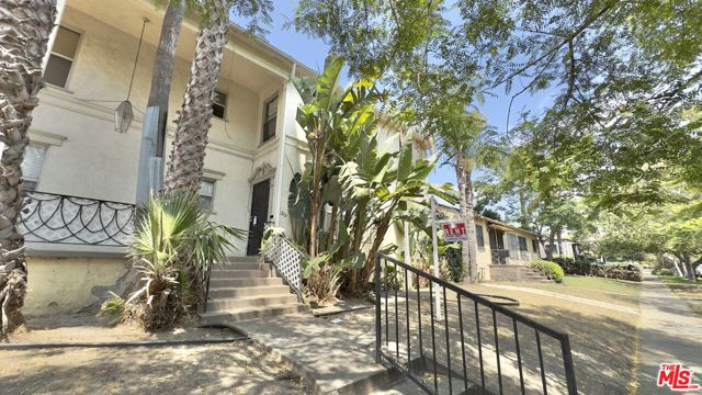 5121 W 20th Street, Los Angeles CA: https://media.crmls.org/mediaz/b33f835d-ec36-441e-9e83-c64309948823.jpg