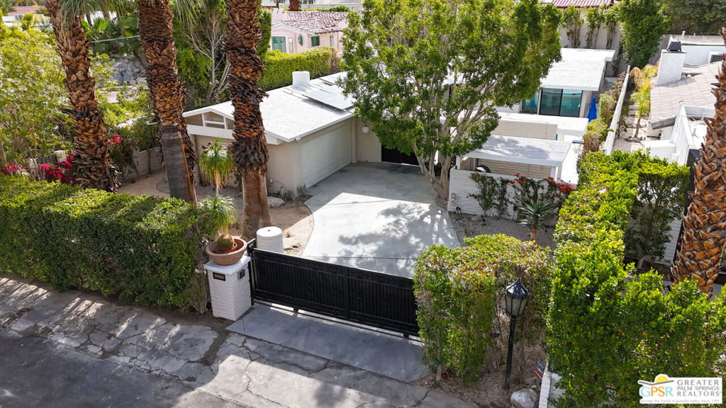 https://media.crmls.org/mediaz/b33fa0ad-971e-4059-9058-bbb795a6dc1f.jpg?preset=X-Large
