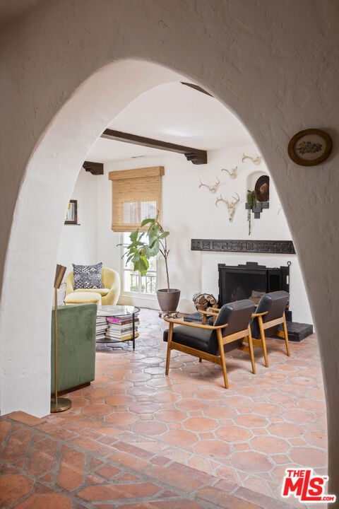 1012 Superba Avenue, Venice CA: https://media.crmls.org/mediaz/b33fc3d0-251c-40b1-8878-770ab8ea1ec7.jpg