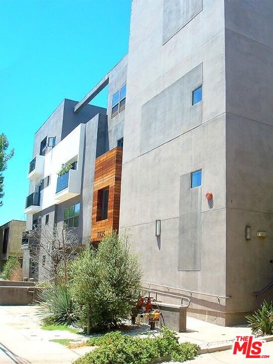 11925 Kling Street, Valley Village CA: https://media.crmls.org/mediaz/b33fe560-a09b-40a6-8367-1c3749e82163.jpg