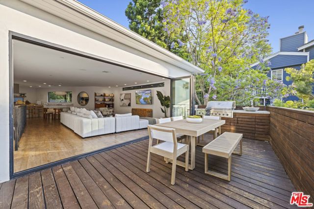 3873 Berry Drive, Studio City CA: https://media.crmls.org/mediaz/b3415e18-2d83-4439-81ac-1e7a79c82810.jpg