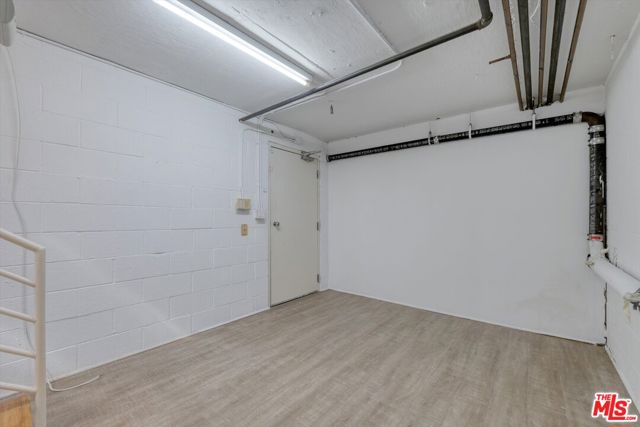 833 17th Street, Santa Monica CA: https://media.crmls.org/mediaz/b3420d4a-1e67-4a3e-9cc2-51088b18b5c3.jpg