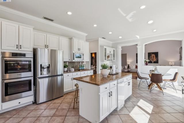 3879 Blackstone Ct, Castro Valley CA: https://media.crmls.org/mediaz/b3455edb-e705-4caf-9c54-e8b4ac76441a.jpg