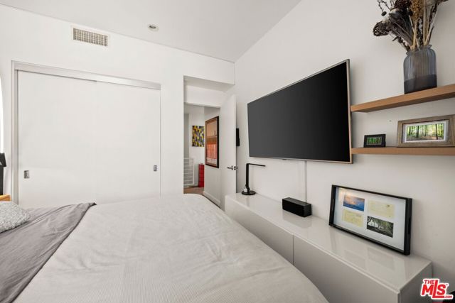 2400 Corinth Avenue, Los Angeles CA: https://media.crmls.org/mediaz/b345d968-9963-4cd1-b69a-2665f6ac0933.jpg
