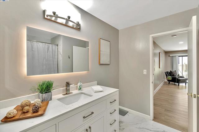 Image 17 of 31 For 39139 Argonaut Way  111