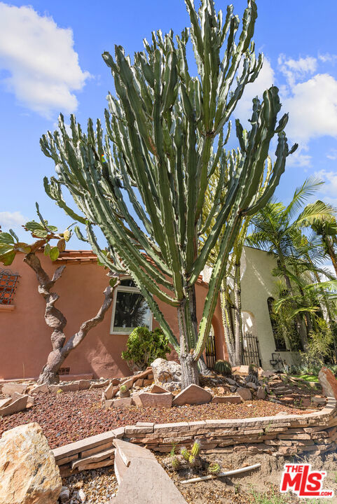 931 S Ogden Drive, Los Angeles CA: https://media.crmls.org/mediaz/b348745e-9b39-4c1c-95d8-62839905cf02.jpg