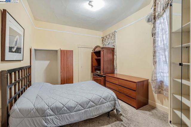 2530 Market St, Oakland CA: https://media.crmls.org/mediaz/b348ee91-7f02-4764-8cb2-f0ecff3361dc.jpg