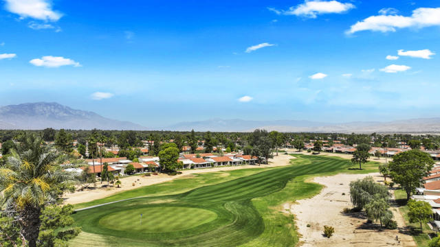 40492 Bay Hill Way, Palm Desert CA: https://media.crmls.org/mediaz/b34941a9-8a71-416c-8846-df76c1e7543a.jpg