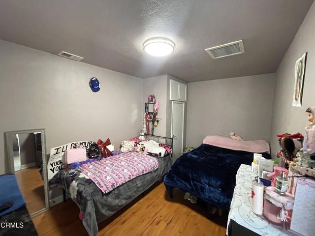 136 S Roosevelt Avenue, Oxnard CA: https://media.crmls.org/mediaz/b349f035-3231-4244-a925-d8e4ed1b828c.jpg