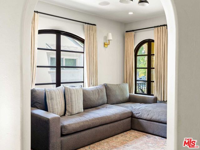 4057 Farmdale Avenue, Studio City CA: https://media.crmls.org/mediaz/b34a1cd9-cf42-45c3-95fb-e44d644af509.jpg
