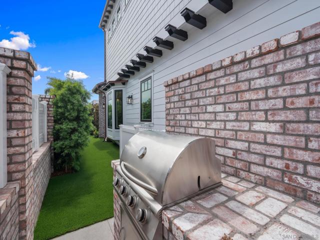 466 Westbourne St, La Jolla CA: https://media.crmls.org/mediaz/b34ad0f0-081e-48ed-9707-8a671c068a45.jpg