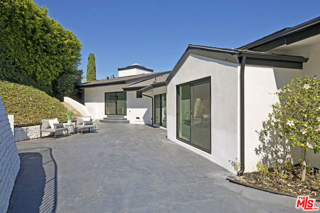 3712 Berry Drive, Studio City CA: https://media.crmls.org/mediaz/b34b20e6-0cc9-4ce9-85b4-218f1be73d47.jpg