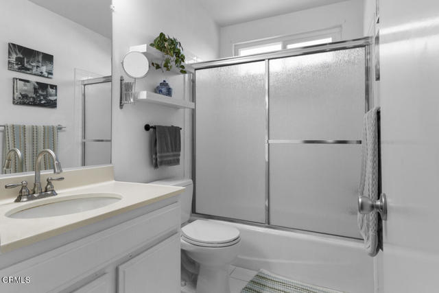 Detail Gallery Image 17 of 31 For 13561 Valerio St a,  Van Nuys,  CA 91405 - 3 Beds | 3 Baths