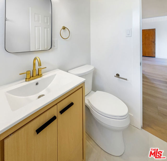 2909 10th Street, Santa Monica CA: https://media.crmls.org/mediaz/b34bb9f1-9e0d-4f45-8728-950aed2125ec.jpg