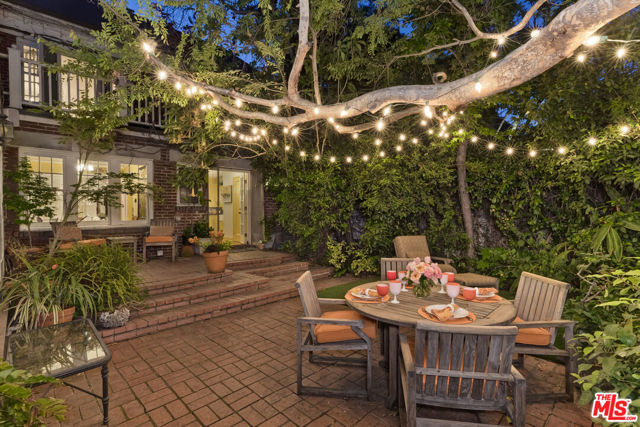 232 N Arden Boulevard, Los Angeles CA: https://media.crmls.org/mediaz/b34c19e9-b57c-40fc-8d63-acfb0329b9a3.jpg