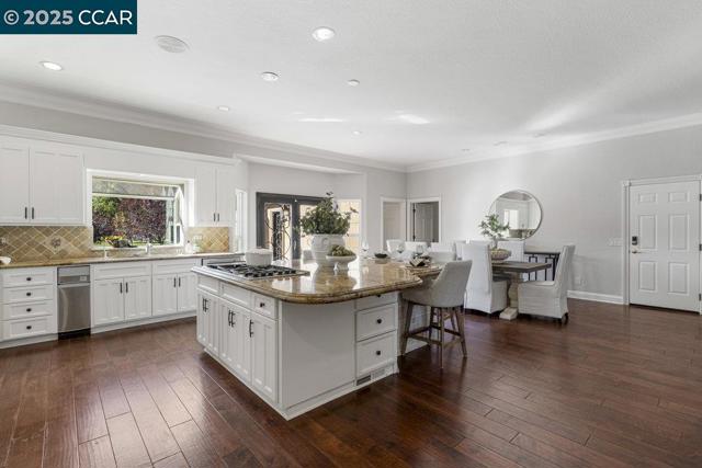 5655 Bruce Dr, San Ramon CA: https://media.crmls.org/mediaz/b34cdc26-9781-4340-a6be-f34ff3802bf5.jpg