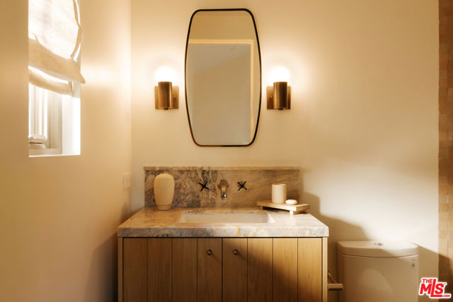 4209 Vantage Avenue, Studio City CA: https://media.crmls.org/mediaz/b34ce30f-9b89-4e4a-ae49-c1572e920462.jpg