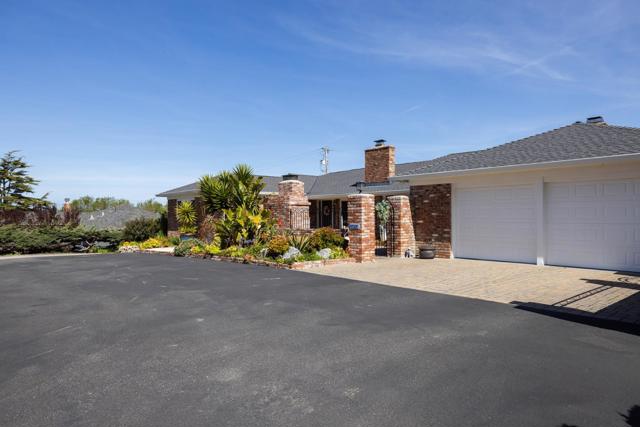 27302 Highway 1, Carmel CA: https://media.crmls.org/mediaz/b34d53b4-799b-4880-950d-a6b91ebd8ece.jpg