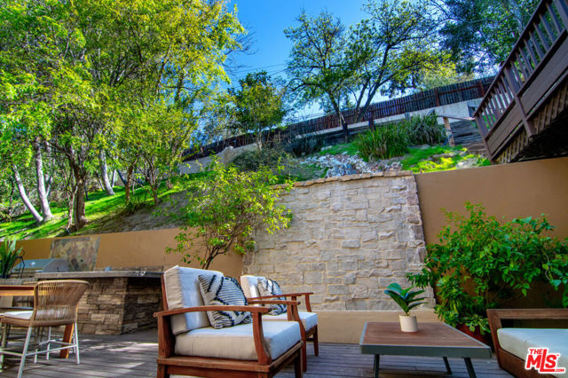 3908 Fairway Avenue, Studio City CA: https://media.crmls.org/mediaz/b34dae31-0395-4568-88aa-4173d2da202d.jpg
