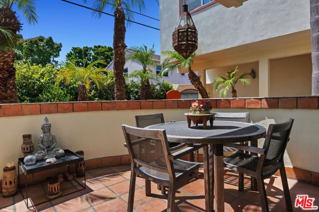2702 11th Street, Santa Monica CA: https://media.crmls.org/mediaz/b34dbd29-bd43-4b82-8181-47dc2b2bdf7e.jpg