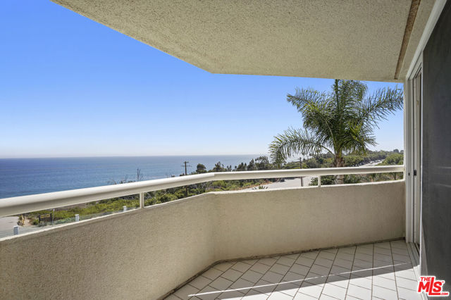 32215 Pacific Coast Highway, Malibu CA: https://media.crmls.org/mediaz/b34e0bd8-c3e8-4330-bec3-f23dd358d4f6.jpg