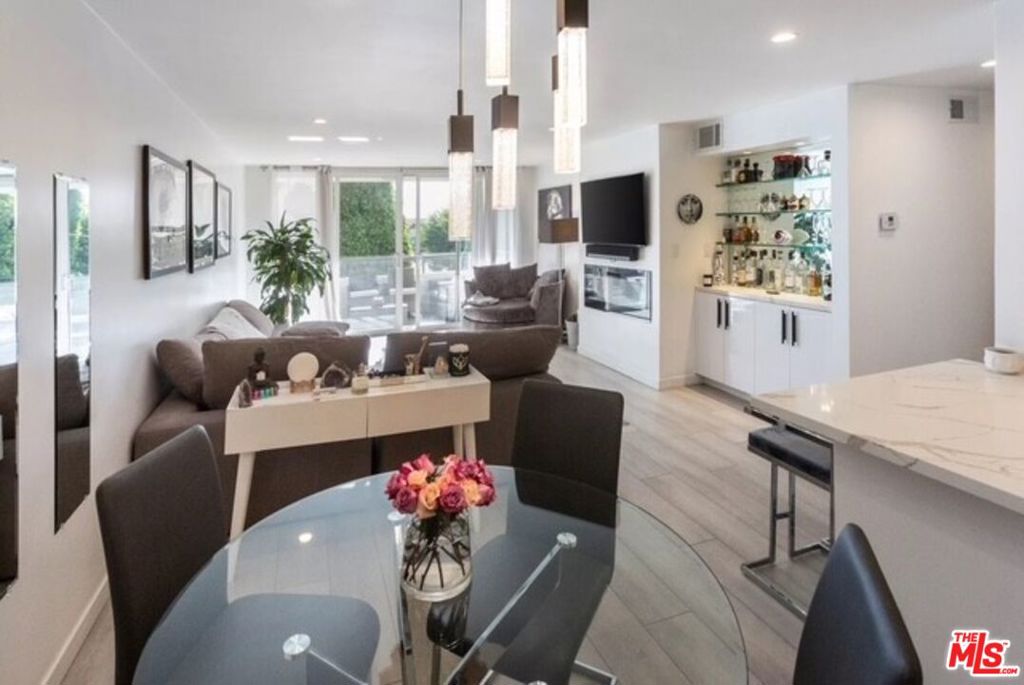 8535 W West Knoll Drive #212