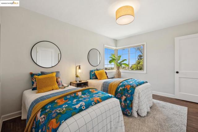 10 Wilding LN, Oakland CA: https://media.crmls.org/mediaz/b34eb5db-4c4d-459c-aaf5-89c8a50b3fd5.jpg