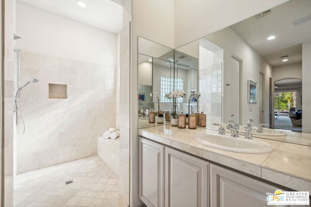 2 Varsity Circle, Rancho Mirage CA: https://media.crmls.org/mediaz/b34f0382-849f-4110-988c-e97c736e286f.jpg